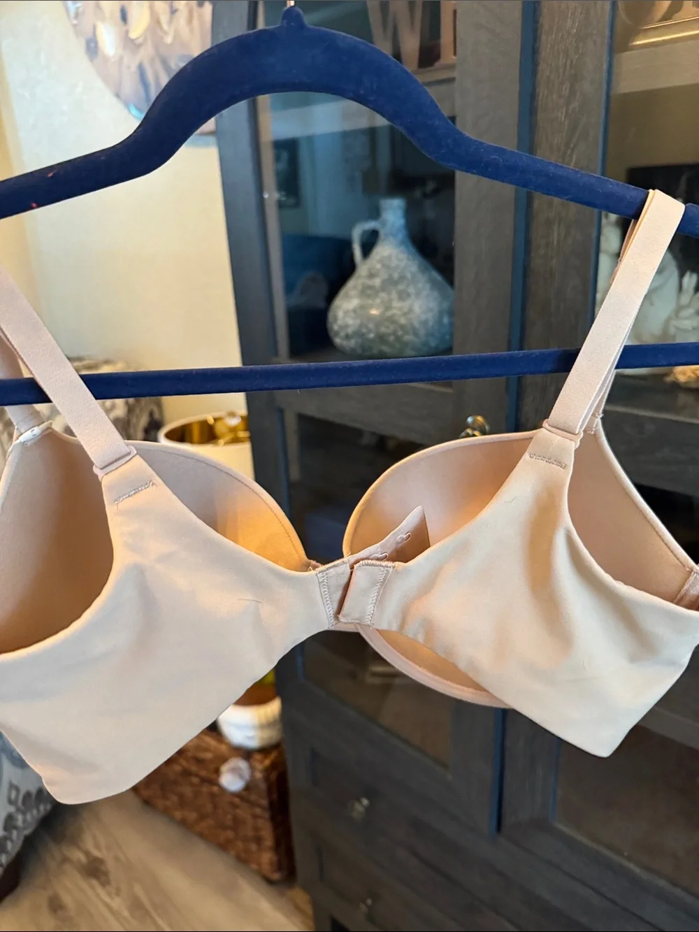 SKIMS Smooth Nude T-Shirt Bra - Light Beige - Picture 4 of 5